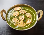 サグマッシュルームカレー Saag ＆ Mushroom Curry（インドネパールレストランアンドバールンビニ）