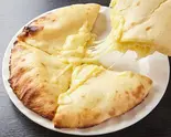 チーズナン Cheese Naan（インドネパールレストランアンドバールンビニ）