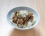 豚丼（生わんたんらぁめん専門店 赤黄緑）