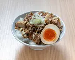 豚丼大盛り煮卵付き（生わんたんらぁめん専門店 赤黄緑）