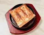 鉄鍋棒餃子(3本) Long Gyoza Dumplings Served in an Iron Pot (Includes 3)(香港飲茶 唐朝)