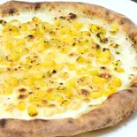 濃厚とうもろこしソースと北海道スイートコーンのクリームピッツァ Corn pizza（Pizzeria Regista）