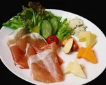 生ハムとチーズの盛り合わせ Assorted raw ham and cheese（西麻布フループ( FxLOOP☆)）