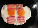 ベーコンエッグ焼き(お好み焼き 鉄板焼き やすまる)