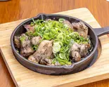 灼熱で踊る 親鶏の炭火焼（炭火焼へべれけ屋 本店）