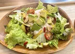 アボカドとトロロの酵素玄米サラダご飯（ペンギンカフェ）