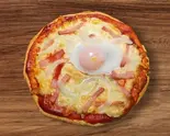 半熟卵とベーコンのピザ(自家製ピザの新美家)