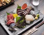 お刺身盛り合わせ(上) Assorted Sashimi Platter (Premium)(朝引き若鶏・朝獲れ鮮魚 粋)