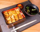 最高級国産うなぎ丸々1尾使用「寝床自慢のうな重」(漬物・タレ・山椒付)Nedoko's Prized Eel Over Rice (with Pickles)(鰻の寝床 うな福)