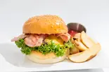 Bacon Cheese Burger ベーコンチーズバーガー(フレンチフライドポテト付き)(Hawaiian Diner Ohana)