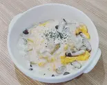ホワイトソース きのこオムライス（煉瓦かふぇ）