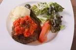 ウクライナ風ハンバーグ（本場のウクライナ料理 ココロゴトカフェ）