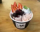 生ストロベリー＆ベリー Strawberry＆berry roll ice cream（【名古屋ではここだけ？】マンハッタンロールアイスクリーム）