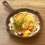 濃厚チーズのオムライスグラタン（ピリ辛亭）