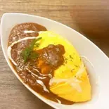 オムライスカレーソース(サラダ無)（ピリ辛亭）