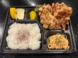 唐揚げ弁当（カラオケ歌居屋）