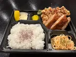 唐揚げ＆豚カツ弁当（カラオケ歌居屋）