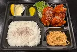 ヤンニョムチキン弁当（カラオケ歌居屋）