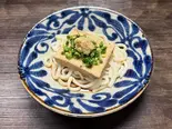 姜葱醤厚揚げ豆腐の冷やしぶっかけうどん（博多うどん だしと）