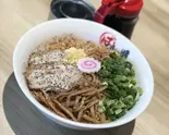 1番人気!炙り肉の汁なしそば Roasted Meat Dry Noodles(ハレノチ晴吹田店)