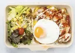 Tandori Chicken Over Rice with Egg Topping (タンドリーチキ ンオーバーライス卵トッピング)（ハーブスパイスアダルサ）
