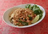 パッシーイウ タイ風醤油油炒め焼きそば Stir-Fried Wide Rice Noodles（タイレストラン アロイ）