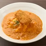 クリームコロッケと国産ズワイガニのアメリケーヌソースオムライス(HIKARI cafe)