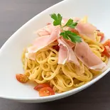 生ハムとフレッシュトマトのペペロンチーノ(HIKARI cafe)