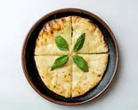 バジルチーズナン（インド料理カルマ）
