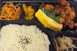 ヤンニョムチキン弁当（金の羽根たまご）