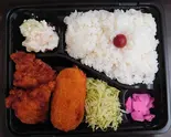 カニクリームコロッケとからあげ弁当（お食事処 なごみ）