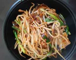 豚バラチリ炒め丼（お食事処 なごみ）