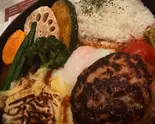 贅沢!全部のせトマトカレー(トマトカレーとワインのお店sept)