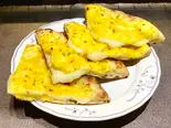 チーズ＆ガーリックナン Cheese ＆ Garlic Naan（Tandoori Indian Restaurant ber）