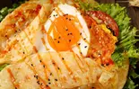 豪華たまご巻餅(鸡蛋灌饼+鸡腿肉+煎蛋)(テバ チキン)