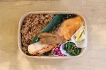 【自家製塩麴漬焼き鮭】酵素玄米のお弁当(お味噌汁なし)（SANSOU CAFE）