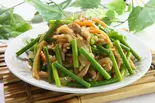 豚肉とニンニクの芽炒め（中華料理 満福園）