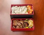 国産黒毛和牛の上カルビ弁当（焼肉 たまや）