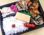 【499】日替わりお任せ(肉)弁当*サービス価格（あじ太郎 本店）