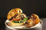 牛肉100%〜TAGIRU BURGER〜（炭火と藁焼き 滾）