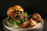 炭火焼肉バーガー（炭火と藁焼き 滾）