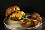 牛肉100%〜TAGIRU CHEESE BURGER〜（炭火と藁焼き 滾）