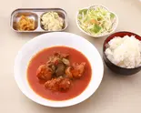 チキントマト煮弁当（麺と飯）