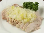 蒸し鶏のネギソース Steamed Chicken with Spring Onion Sauce（星宿飯店 浦安駅前店）