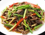 牛肉細切りとニンニクの芽炒め 蒜苗炒牛肉（佳佳苑イオンモール津田沼North店）