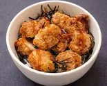 甘酢しょうゆ唐揚丼（アロウズビリヤード）