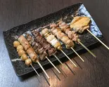 (人気)炭火焼き鳥8種盛り / Charcoal-Grilled Chicken Skewer Platter (8 Kinds)（炭火BULL鶏 小田急相模原店）