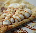 焦がしマシュマロと塩キャラメル Marshmallow and caramel crepe（甘味処くれーぷ よって屋）
