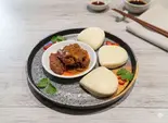 粉蒸肉/豚肉の味噌蒸し、蒸しパン添え(天山見・西北本場料理店・刀削麺(HalalaFood))