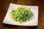 清炒豆苗/豆苗のさっぱり炒め(天山見・西北本場料理店・刀削麺(HalalaFood))